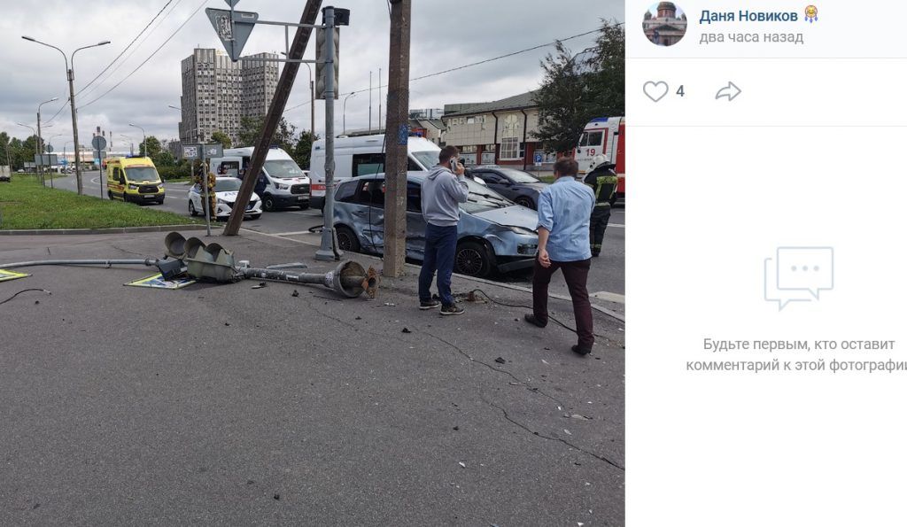 На юго-западе Петербурга минивэн влетел в пешеходов на переходе.