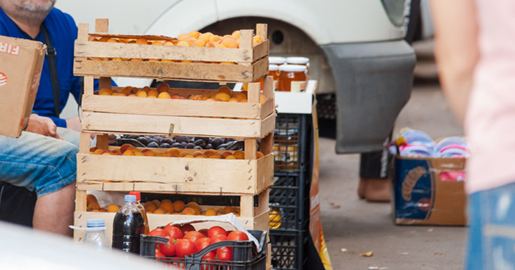 В жару на улицах столицы идет бойкая торговля скоропортящимися продуктами.