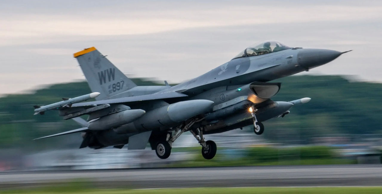ВСУ: Потерян истребитель F-16 во время массированной атаки ВС РФ.