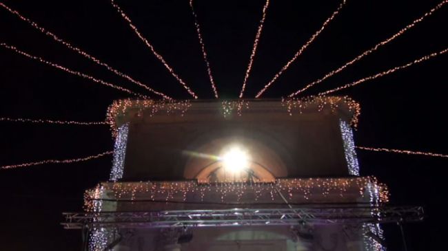 Sarbatorile de iarna se apropie si, din seara asta, se vede acest lucru si pe strazile din Chisinau. Foto: protv.md
