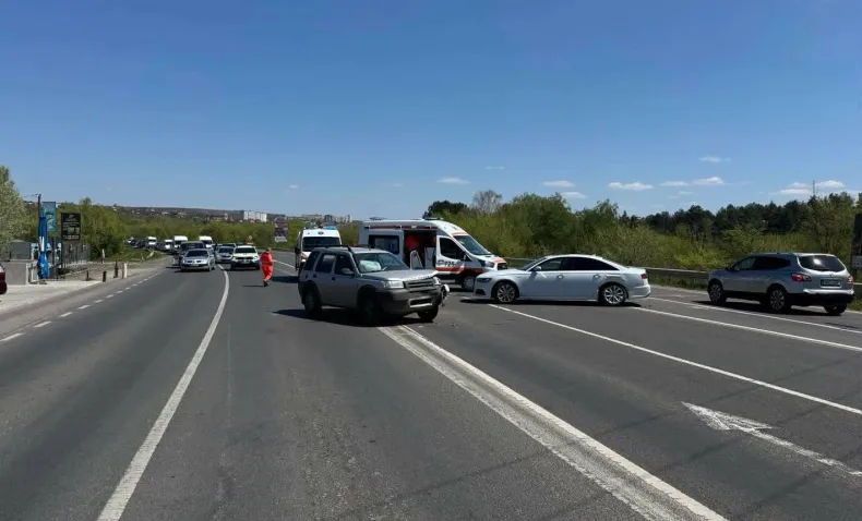 Accident la Dănceni: Două persoane au fost spitalizate.