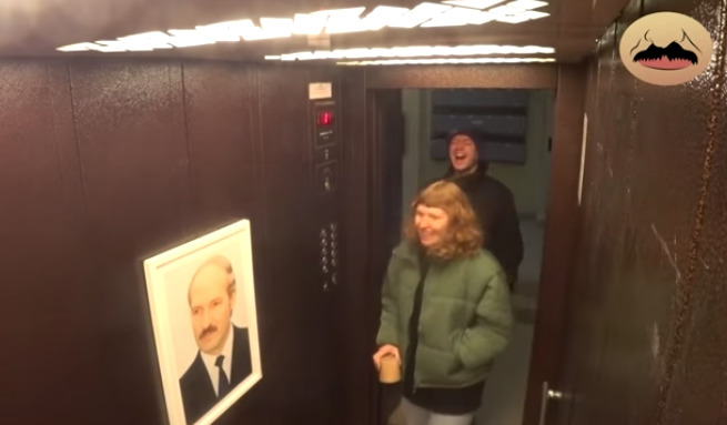 Жители Минска неоднозначно реагируют на портрет Лукашенко, который висел в лифте.