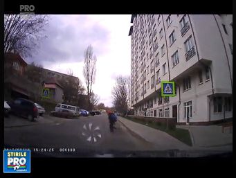 Doi copii nu pot traversa regulamentar o strada din capitala. 