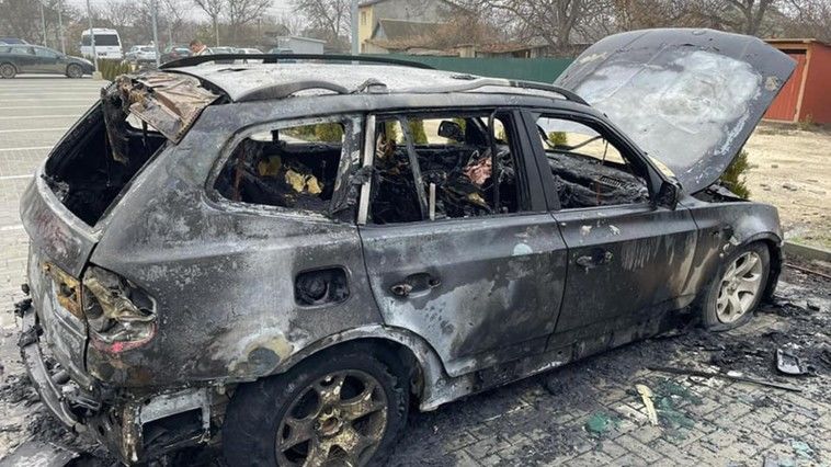В Каушанах подожгли автомобили активного участника протеста фермеров.