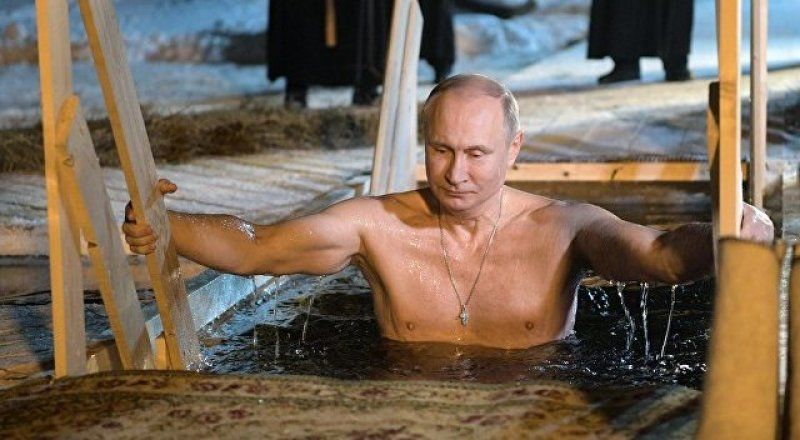 Появилось видео купания Путина в проруби.