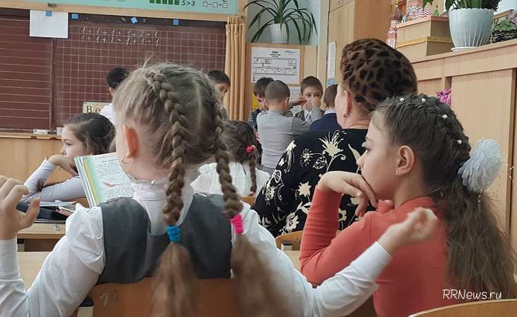 Бабушка не пускает внучек в школу из-за маленьких пособий.