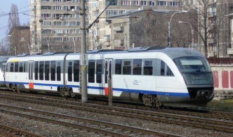 Cel puțin 30 de oameni au murit, iar 50 au fost răniţi după ce un tren a deraiat în nordul Indiei. Foto: AFP