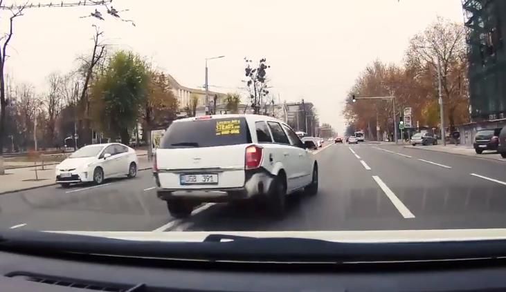 Опасный маневр лихача попал в объектив видеорегистратора. 