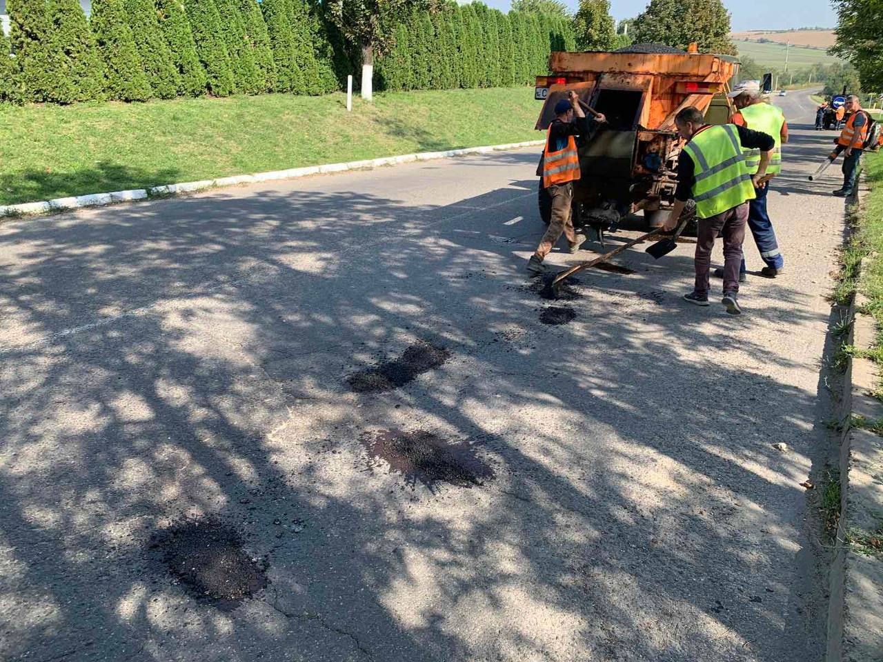 În Capitală se repară drumurile avariate de ploile abundente.