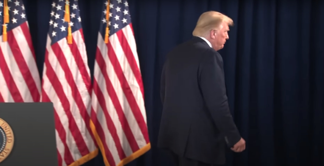 Трамп испугался неудобного вопроса и покинул трибуну.