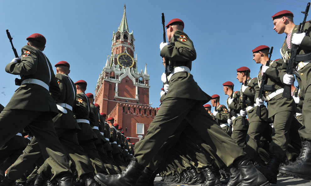 Россияне считают, что Парад Победы призван напомнить об истории страны и подвиге народа и отдать дань памяти тем, кто воевал.