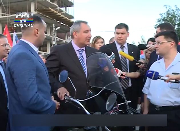 Unul dintre membrii delegatiei cu care a venit vara trecuta Dmitrii Rogozin la Chisinau, Oleg Paholkov, a ironizat pe seama comportamentului autoritatilor de la noi in raport cu vicepremierul rus.