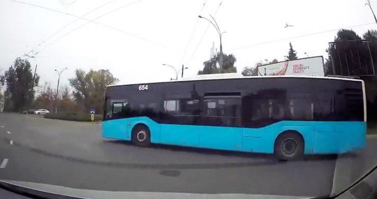 Водитель автобуса едва не спровоцировал серьезную аварию в столице.