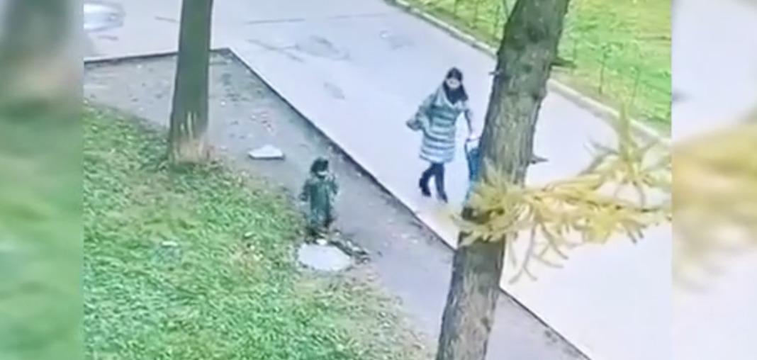 Девочка упала в канализационный люк на глазах у своей мамы.