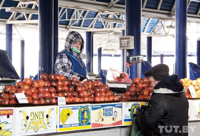 Для рыночных торговцев работать на морозе - дело привычное, хотя и сложное.
