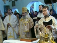 Protestarii sustin ca acesta nu are ce cauta in biserica, intrucat ar fi homosexual.
