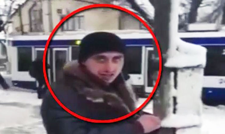Act de huliganism în plină stradă. Bărbatul, căutat de Poliție