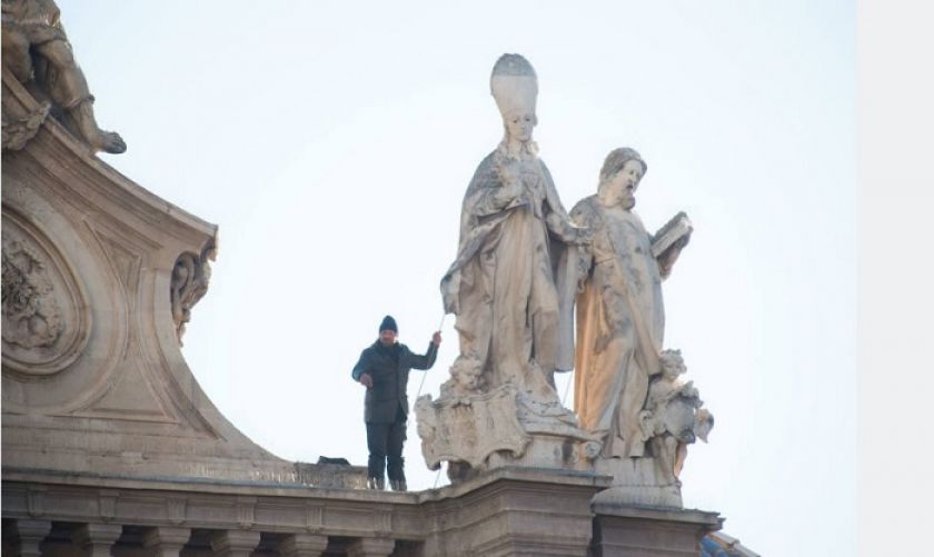 A amenințat că se aruncă de pe o catedrală dacă nu primește 3 mii de euro și un sandviș