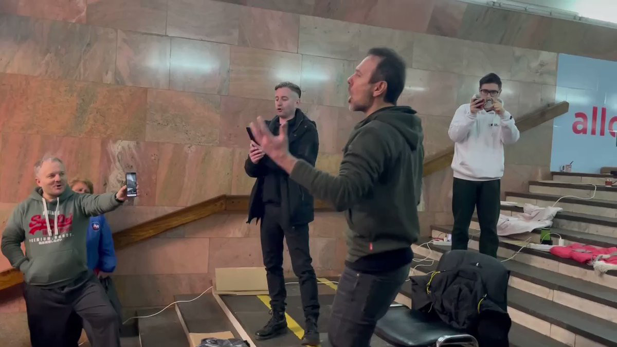 Солист "Океана Ельзы" Святослав Вакарчук спел в метро Харькова.