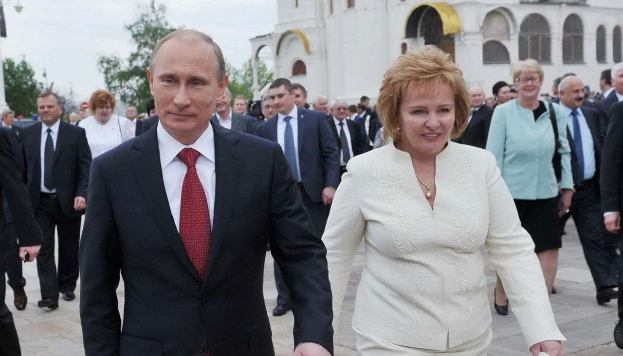 В 1990-е годы жена Владимира Путина узнала о его изменах: его сдал друг Игорь Сечин.