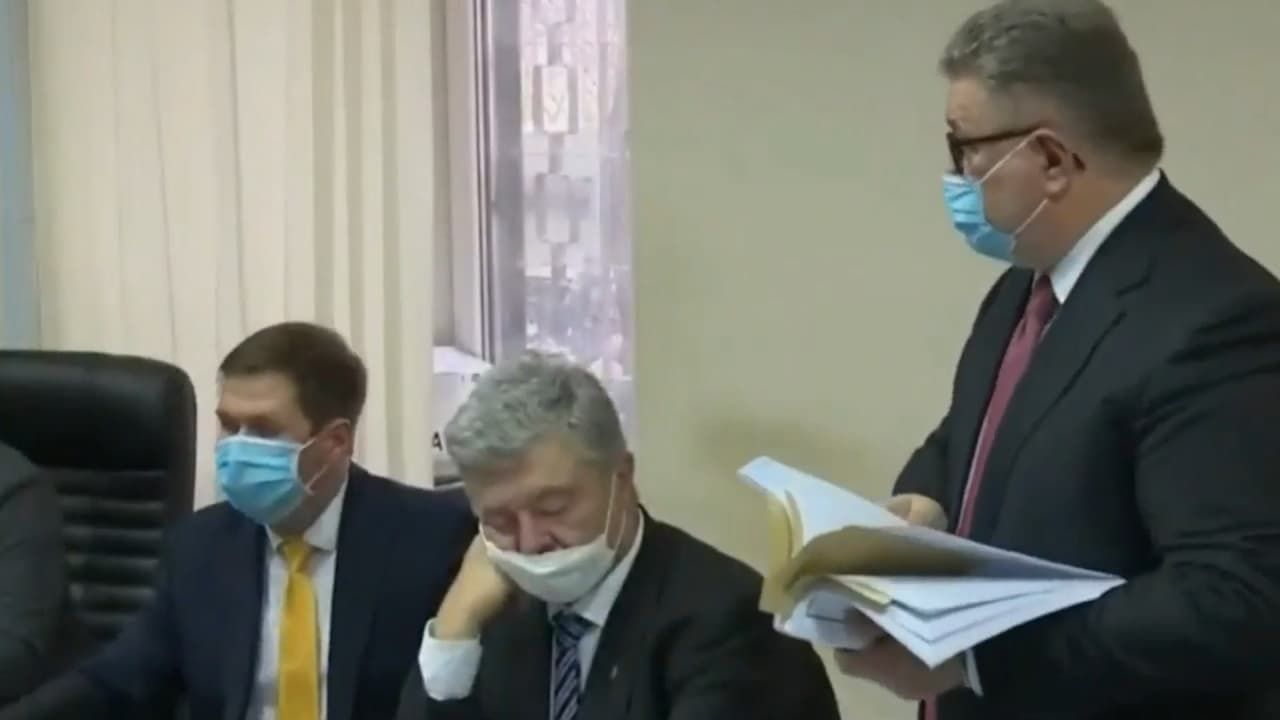 Порошенко задремал на заседании суда, пока ему избирали меру пресечения.