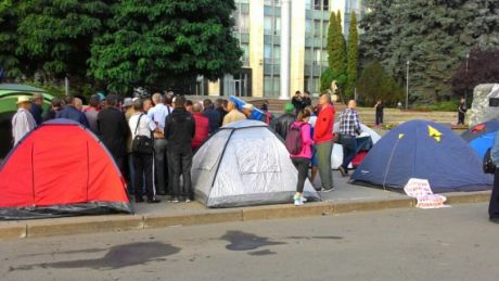 Vasile Costiuc părăseşte orăşelul demnităţii. Foto: protv.md