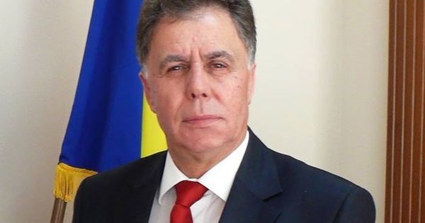 Ректор госуниверситета наградил себя дипломом.