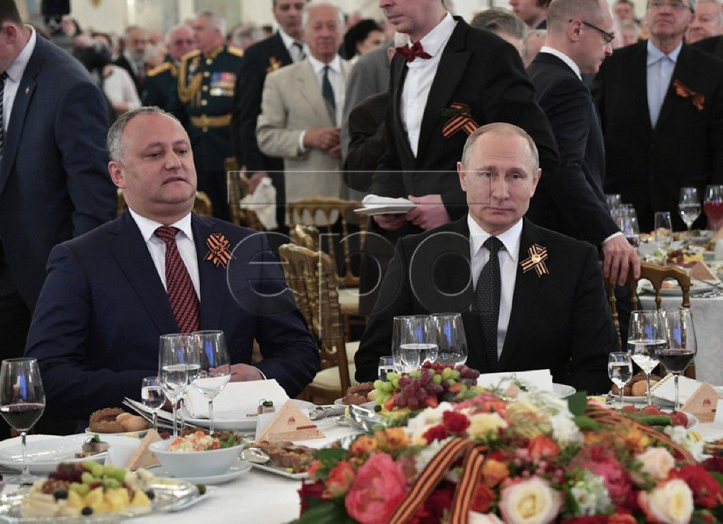 Dodon, așezat ”comod” lângă Putin, la masa festivă de la Kremlin. Foro: realitatea,md