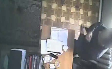După mită îşi face cruce. Angajat al Centrului Militar, filmat. Foto: captură video
