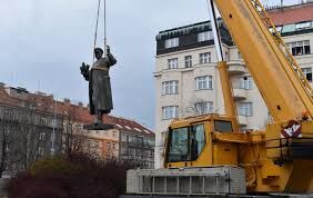 Москва пообещала ответить на снос в Праге памятника маршалу Коневу.