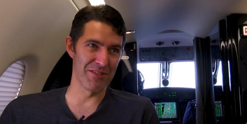Bărbatul care ia avionul către muncă în fiecare zi. Foto: digi24.ro