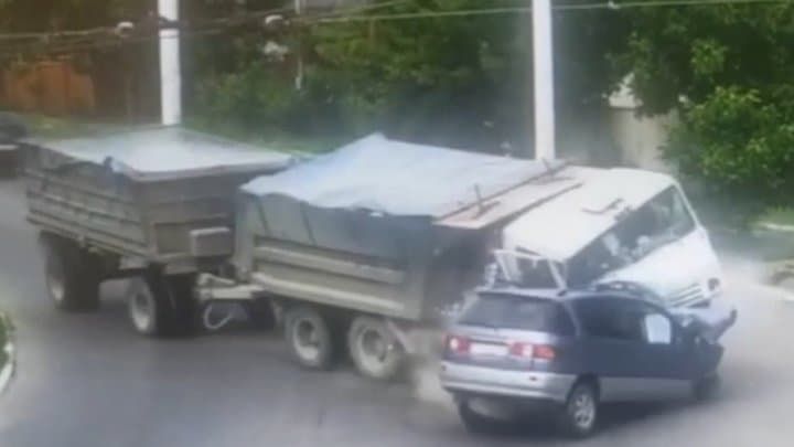 В Бендерах груженый КамАЗ протаранил и протащил автомобиль по улице. 