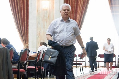 Вотум недоверия правительству в парламенте рассмотрят во вторник, а не в четверг, как планировалось ранее.