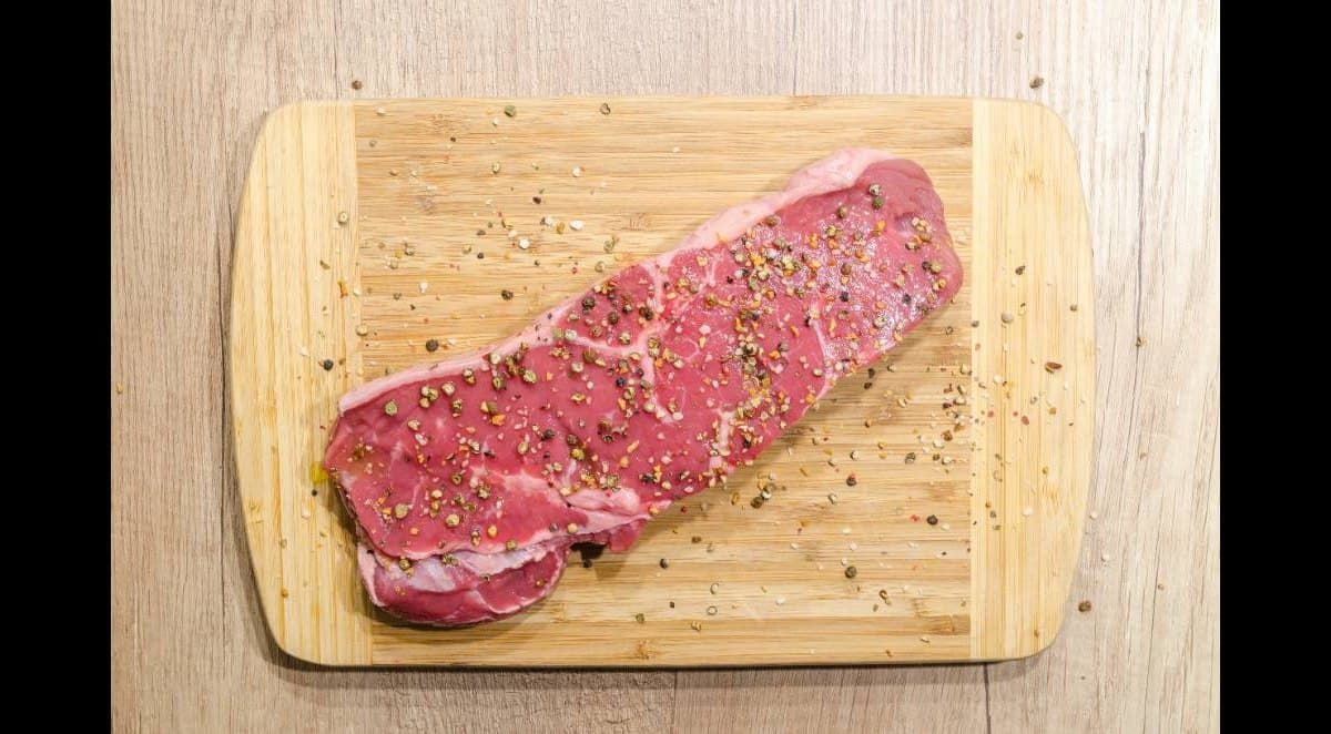 Онколог рассказал, любовь к какому продукту приводит к раку кишечника.