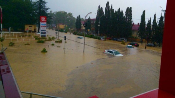 Cel puţin un om a murit, iar peste 400 de case au fost inundate, mai mult de  20 de familii evacuate. Foto: democracy.md