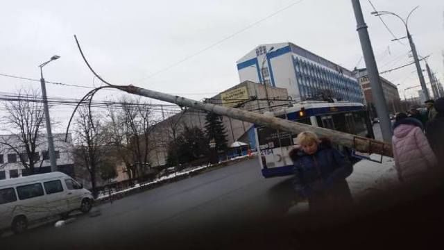 Падение электрического столба на бульваре Штефана чел Маре вызвано его ветхостью. Фото: Facebook/ Ilian Cașu