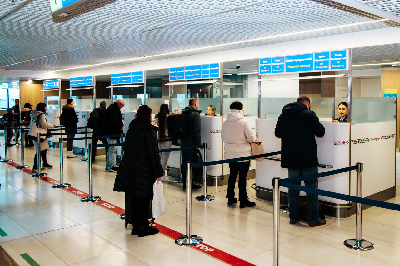 Zeci de vize electronice false, depistate la Aeroportul Chișinău.