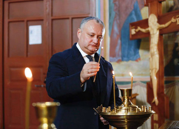 Президент Молдовы Игорь Додон поздравил верующих с праздником Святой Троицы.