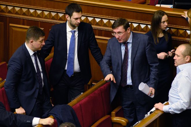 Руководитель фракции «Блок Петра Порошенко» Юрий Луценко заявил, что Украина готова лить кровь за ЕС. Фото: ria.ru