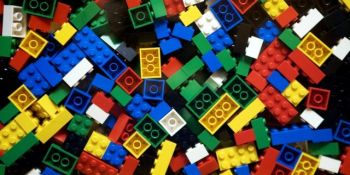 De ce doare înfiorător când călcăm pe LEGO? 