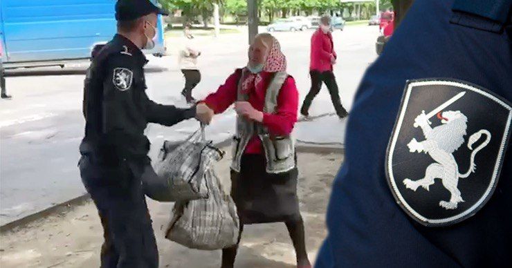 Пенсионерке, торговавшей зеленью на улице, выписали штраф.