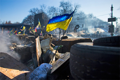 Баррикады на улице Гушевского в Киеве. Фото: Thomas Peter / Reuters