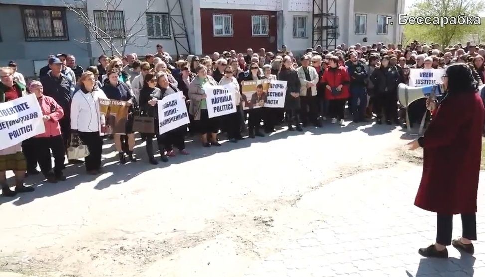 Сотни горожан собрались у здания районного суда в Басарабяске.