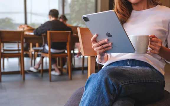 Apple выпустит ИИ-помощника для расшифровки и конспектирования совещаний и лекций.