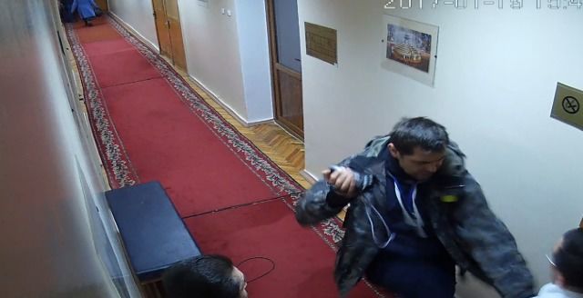Конфликт попал в объектив камер наблюдения.