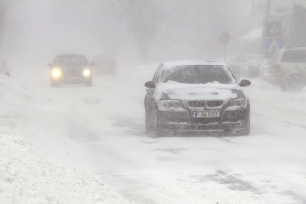 Localități fără curent, drumuri blocate și copaci doborâți în mai multe zone din țară. Foto: mediafax.ro