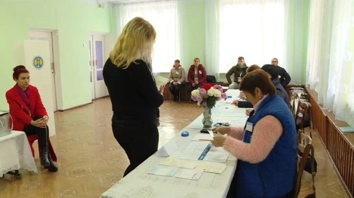 Некоторые жители столицы пришли на избирательные участки сразу после открытия. 