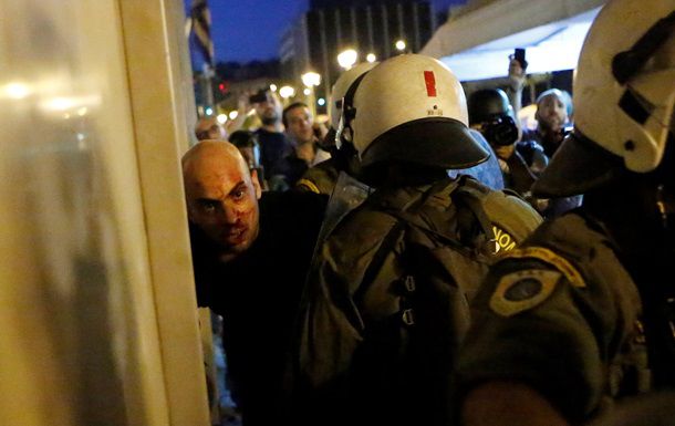 В Афинах произошли столкновения демонстрантов с полицией у здания парламента.