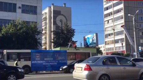 Un bărbat, amator de senzaţii tari, a încercat să danseze pe acoperişul unui autobuz. Foto: Captură video