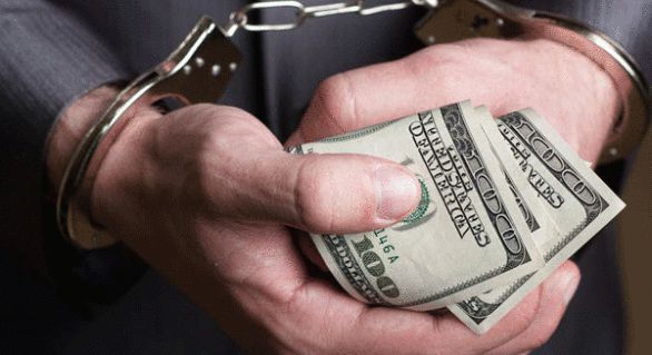 Potrivit unei sesizări a SIS, cei doi ar fi vândut unui agent economic ţevi de oţel, ce aparţineau întreprinderii, prejudiciind Agenţia „Apele Moldovei” cu peste 12 milioane de lei.
